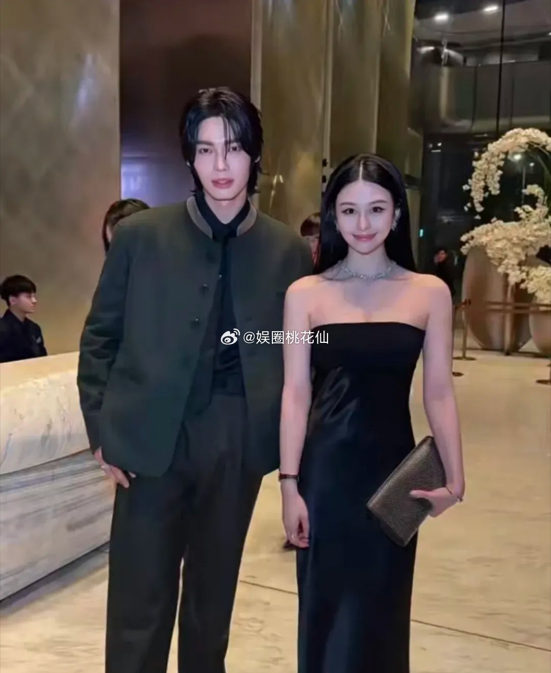 都说青出于蓝而胜于蓝，邱淑贞的女儿沈月，颜值真的不输妈妈，基因也太强大了！沈月出