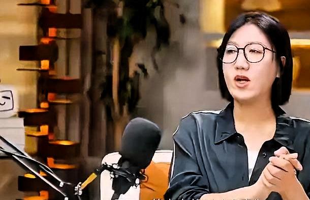 知道易立竞没上过大学之后，我脑子里第一个画面就是她盯着郭敬明的那张脸。

郭敬明