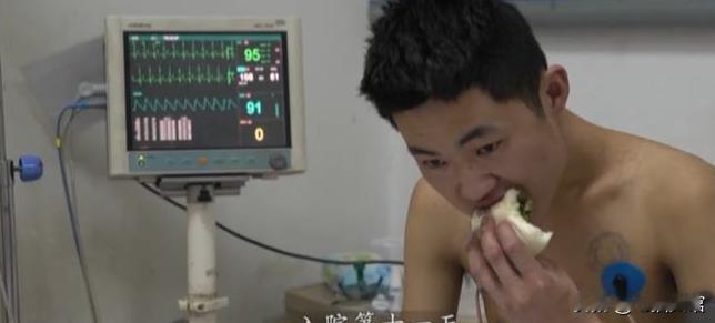 “他不行了。“2021年，23岁的河北小伙喝下整瓶百草枯，治疗18天之后，小伙子