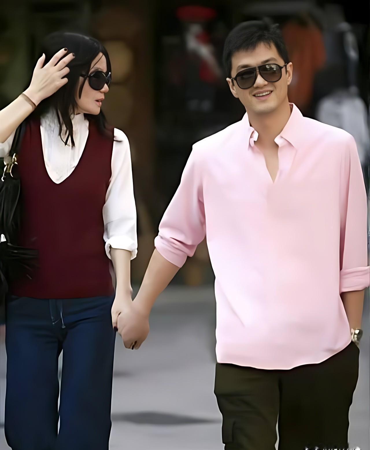 被女儿拉黑，直播卖茶还债4千万：这就是娶了天后的代价。
当年追王菲，他一天能发上