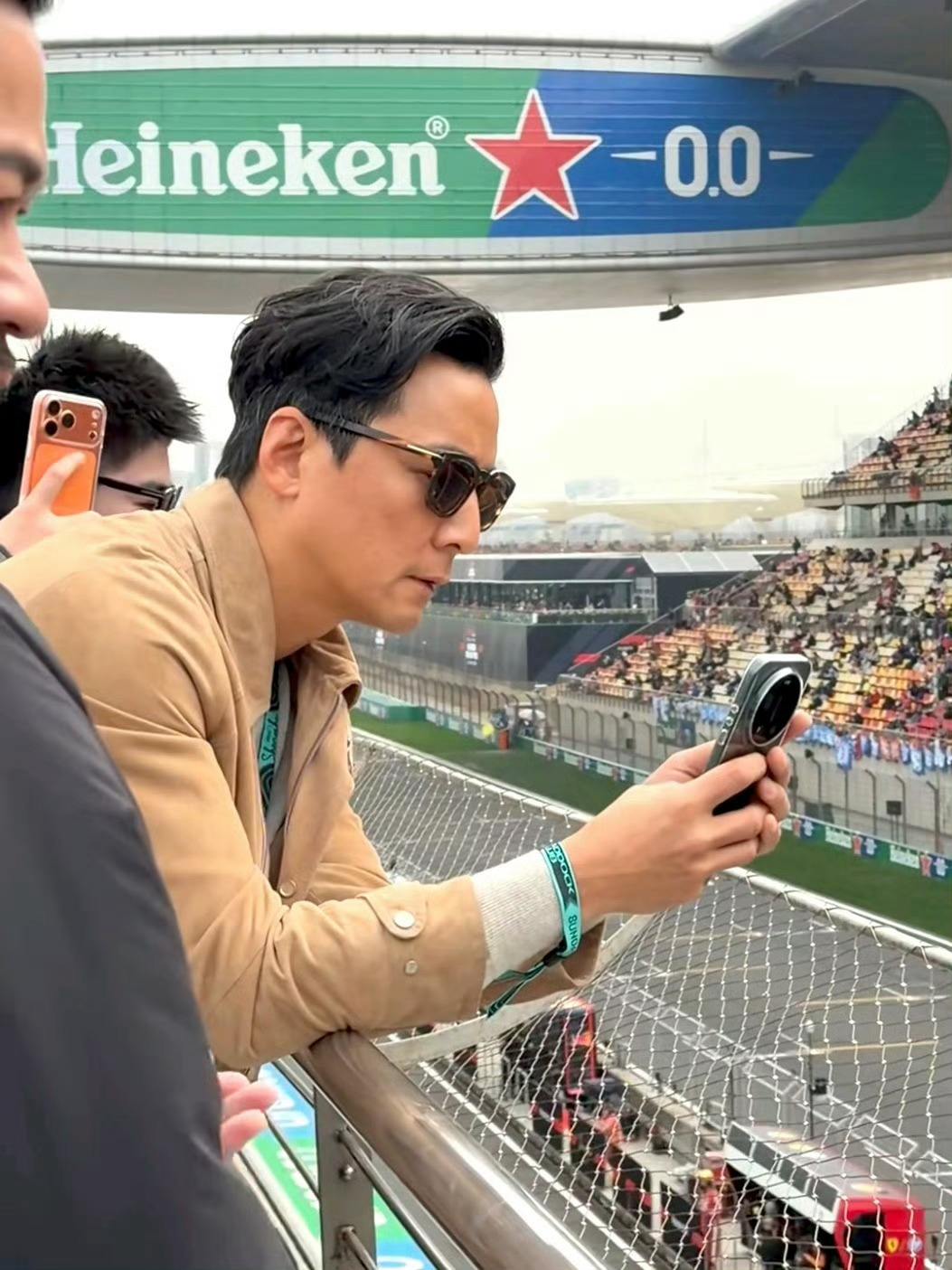 看来是真喜欢，彦祖是真把小米17Ultra当主力机用的，有些明星是代言的时候换个