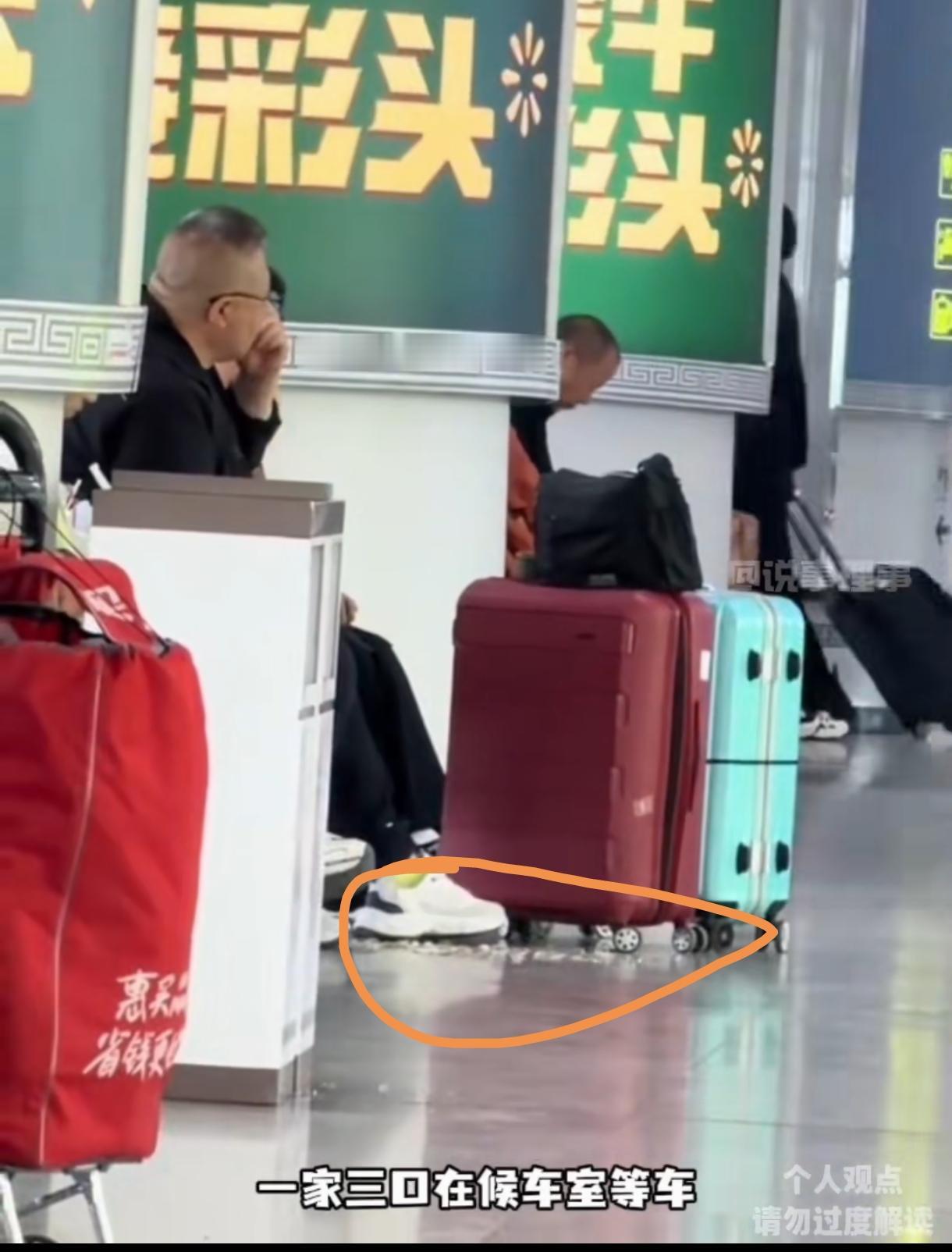 这一家三口出名了，但不是啥好名声，而是骂声一片。三个人在候车厅等车，吃东西乱扔垃