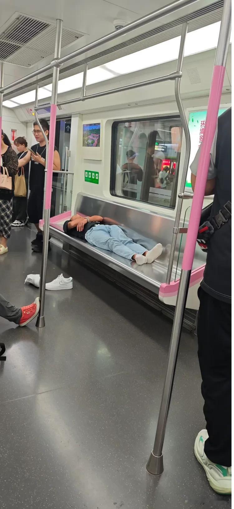 哈哈，这哥们儿醒来之后，还能找到鞋子吗？