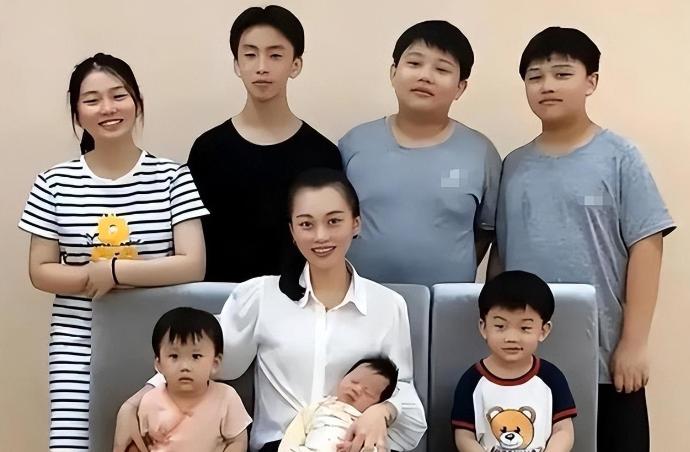 她嫁给了一个北京大学的高材生，就给丈夫使劲生孩子，连续要了7个孩子，还说自己的丈