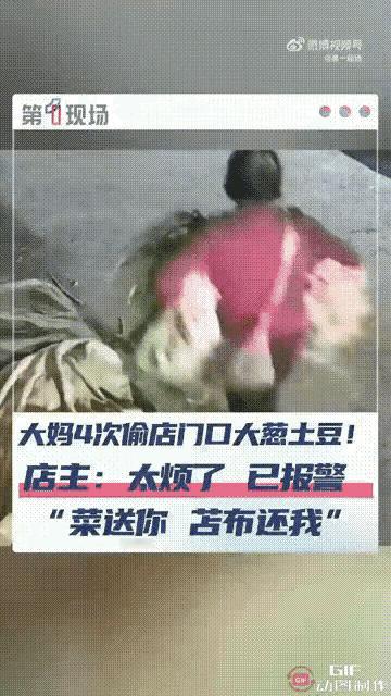 吉林长春的一家蔬菜店门口，店主把大葱和土豆放在了门外的架子上并用苫布盖了起来！谁