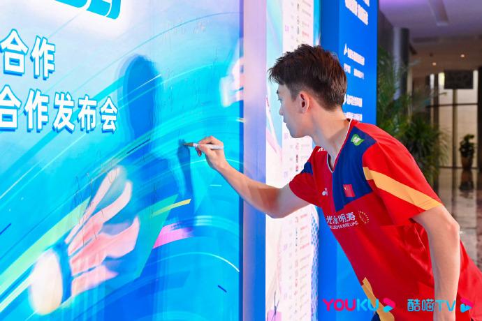 王昶、贾一凡穿国羽新队服参加优酷体育活动~
球迷：这新队服也太像“丐帮”的了吧？