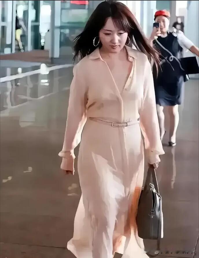 即使着装再朴素，我还是一眼能认出她，五官精致，身材圆润，依旧是那个岁月不败的美人
