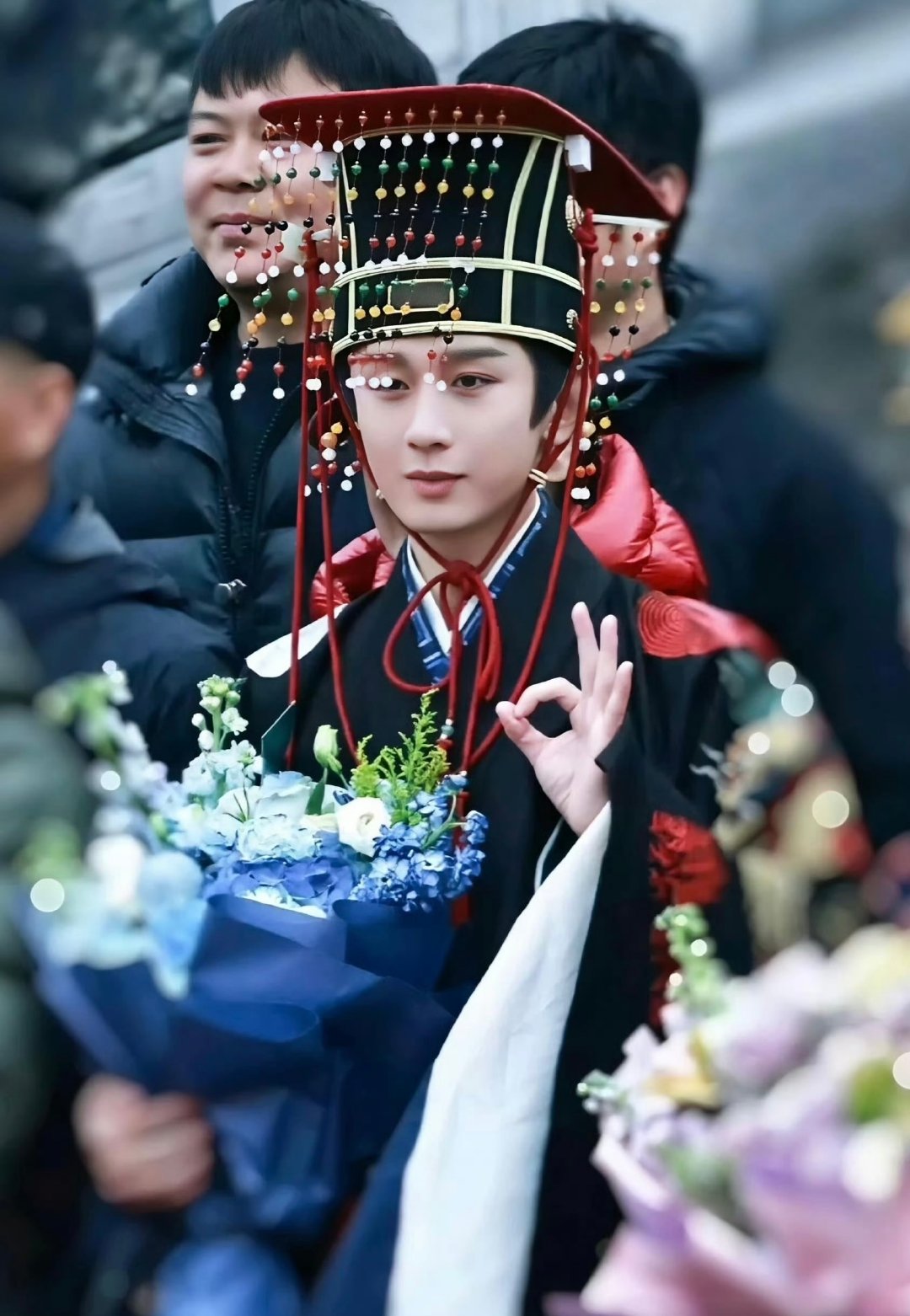 成毅两京十五日杀青 真诚真的是必杀技！粉丝自发到场，成毅奶茶管够，这双向奔赴我嗑