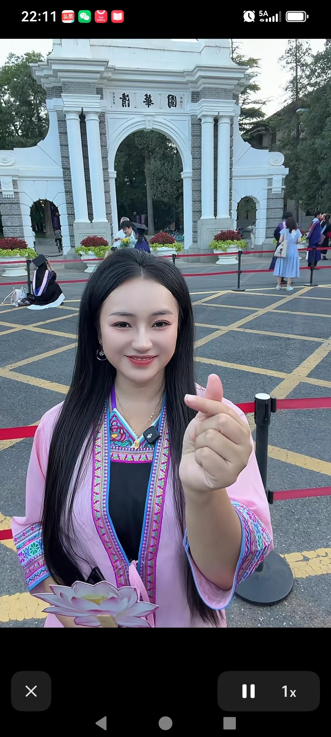 人美歌美的广西三山妹，算是广西山歌界的天花板级别的一位新秀，真名韦莉莉，看着其本