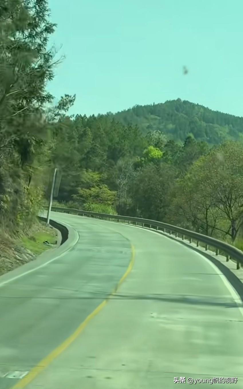 105国道江西龙南东坑路段。作为一条国家南北大动脉国道，这一段的国道路况也太窄了