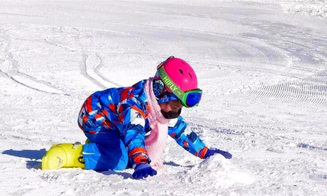 羡慕哭！乌鲁木齐学生5天雪假+最长9天连休。
 

整个城市就像给孩子们铺开了一