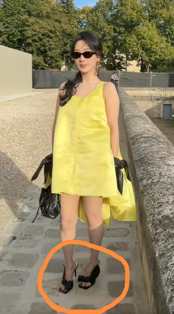 这次巴黎时装周还有比杨紫更时尚的女明星吗？不过她穿着这双这么别致的高跟鞋真的不怕