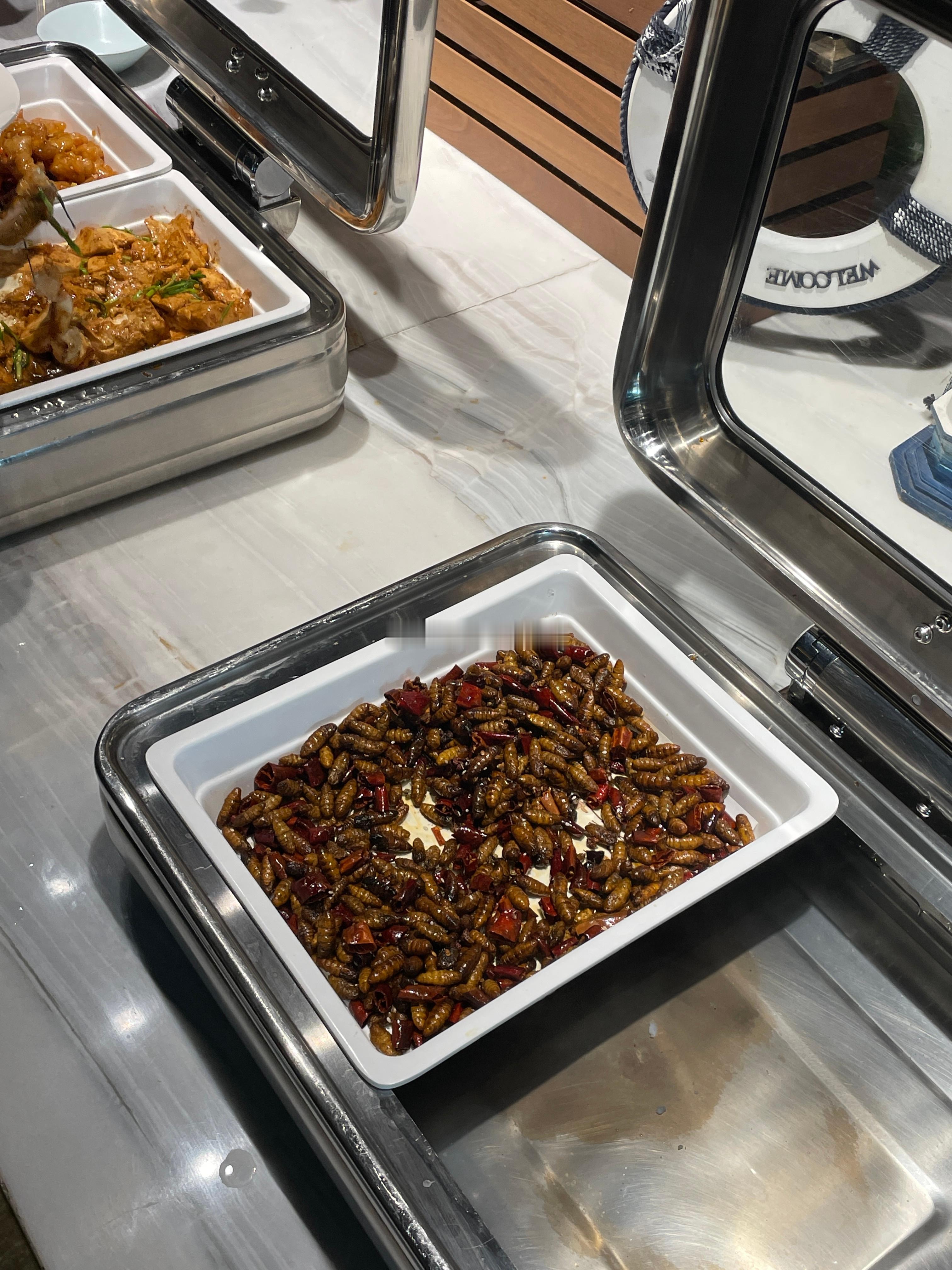 这是我见过最硬核的 早饭！[汗]谁家大早上吃虫子啊？  ​​​