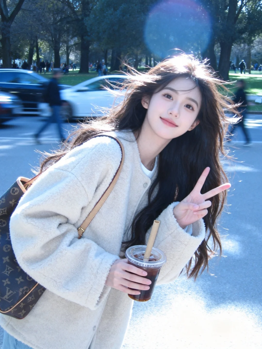 一位长发及腰、超现实主义，真人出镜，模样似洋娃娃般可爱的女生。构图随意...