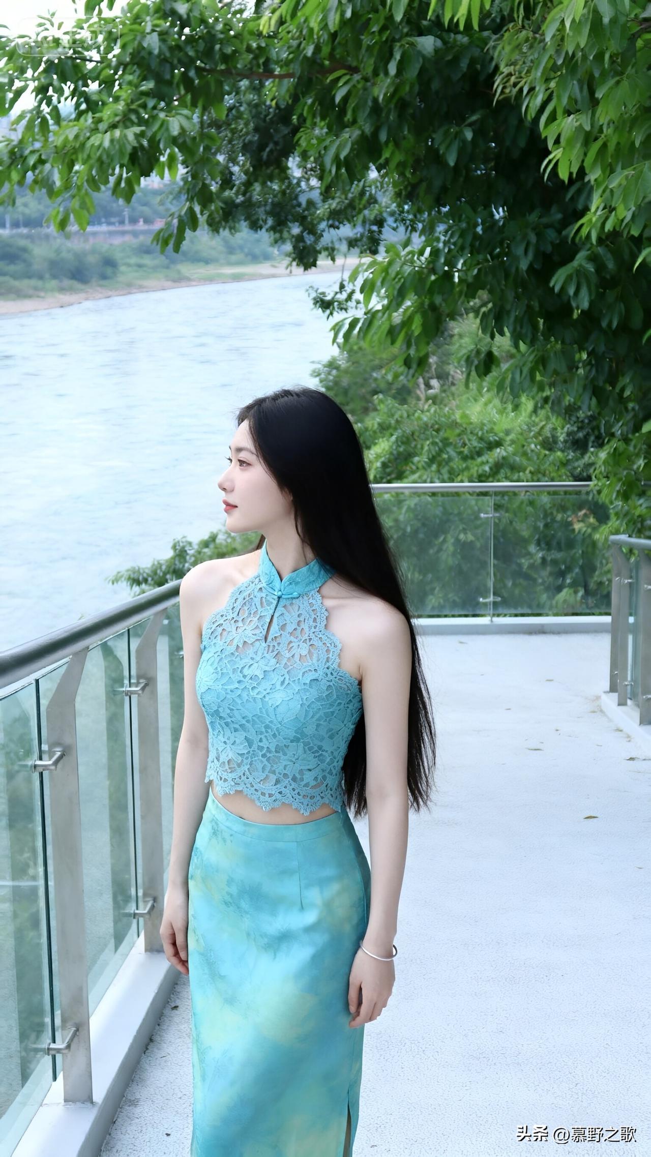 江风拂过发梢时，青蓝蕾丝挂脖衫的花纹在风里轻晃，渐变长裙顺着脚踝垂落，像把江水的