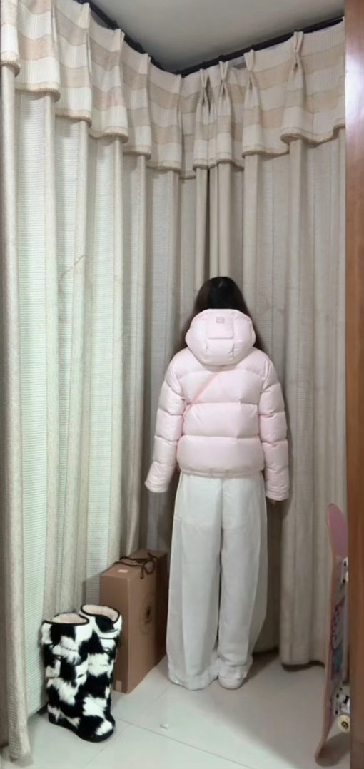 今年本来还想买一件aritzia去年买了粉色四格 巨喜欢。。。。今年想买珍珠白五