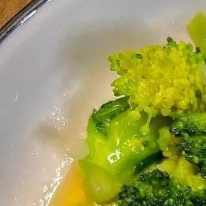 西蓝花十字花科芸薹属一年生或二年生草本植物，根系发达，主要根系分布在30厘米的耕