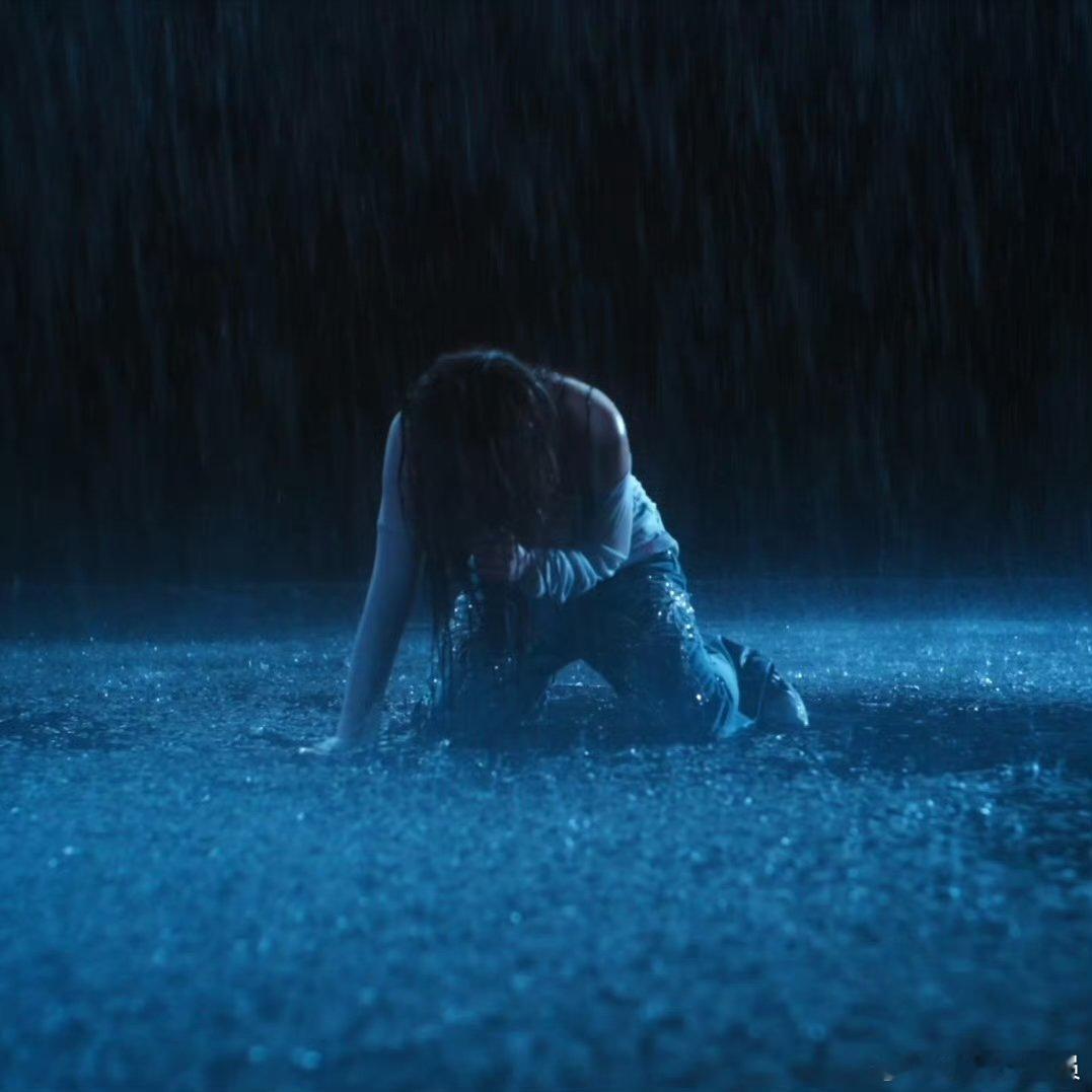孟佳淋雨下跪镜头看哭了！孟佳淋雨下跪镜头太戳心🌧️ 无需台词，仅凭肢体和眼神就