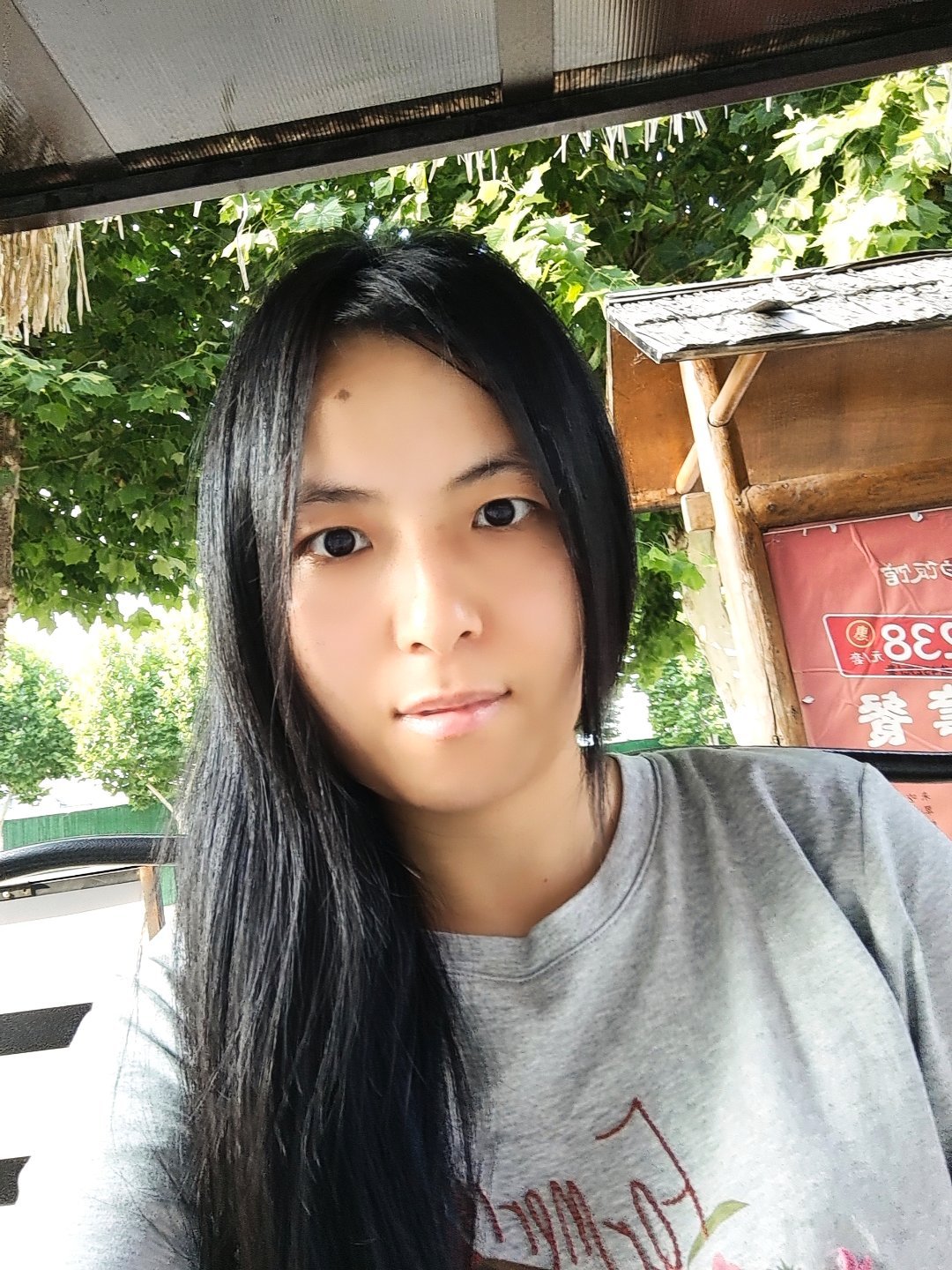 韩国娱记镜头怼到0.5倍，都挑不出这张鹅蛋脸的轮廓bug。别人上镜要反复找角度，