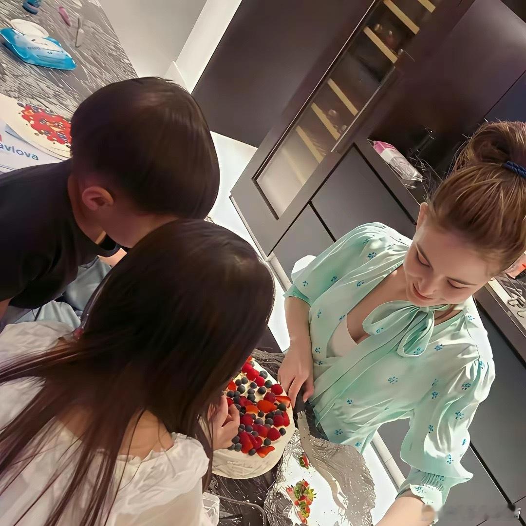 原来富豪太太，在家都不会闲着的，周杰伦老婆昆凌这蛋糕，感觉这卖相不开店可惜了。 