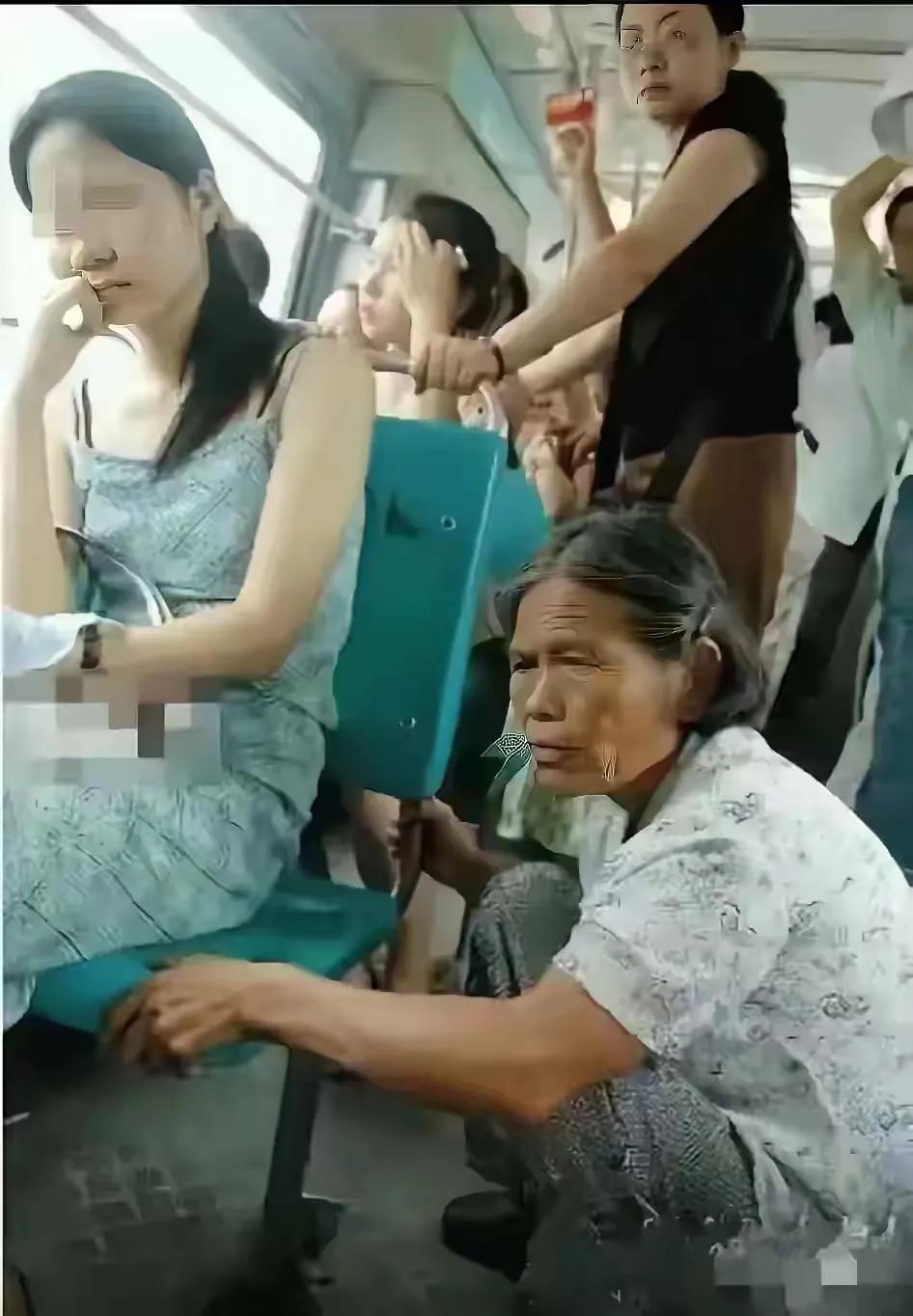 虽然有一部分老人不值得尊重，但尊老爱幼仍然必须是一种美德！
照片里这些年轻人好无