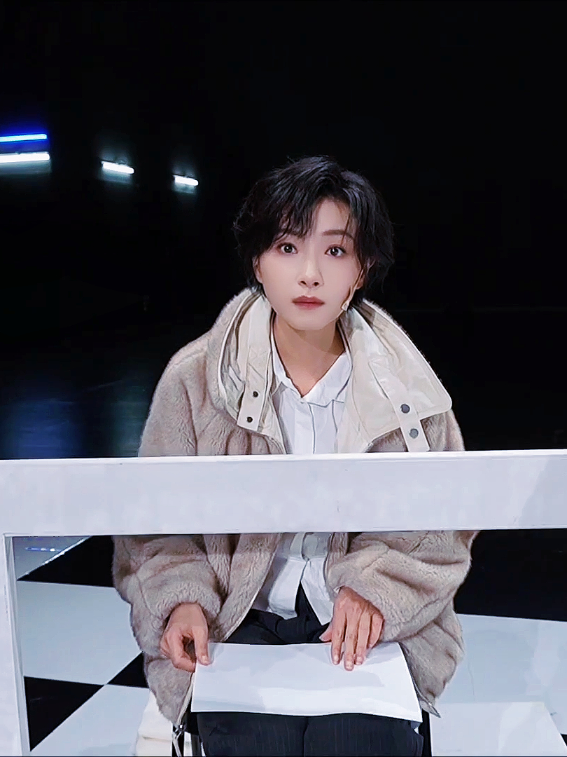 万茜 ｜万茜icy ｜万茜的幕间漫游记  那些洒落的星光，是你笑意满溢时漏出的碎