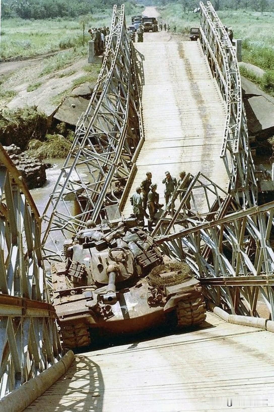 图中的坦克是M48“巴顿”主战坦克，战斗全重约48吨，是美军当时的主力中型坦克。