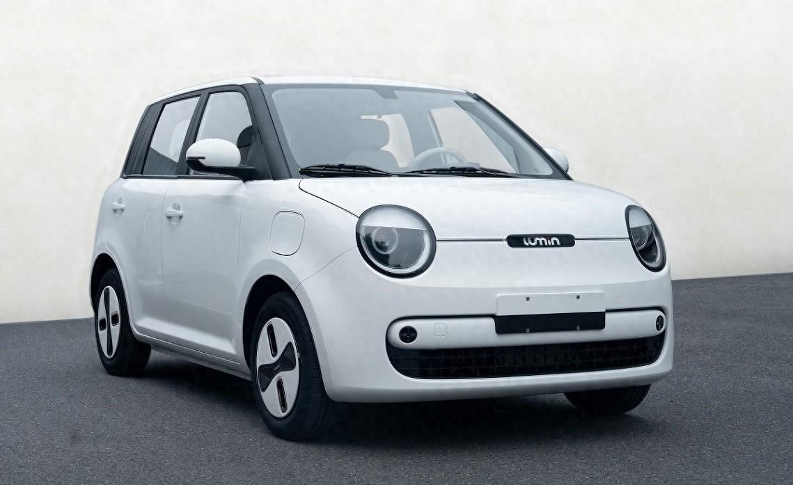 你没看错，长安糯玉米要推出五门版车型了。

这款车之前是三门四座，但坐在后排，上