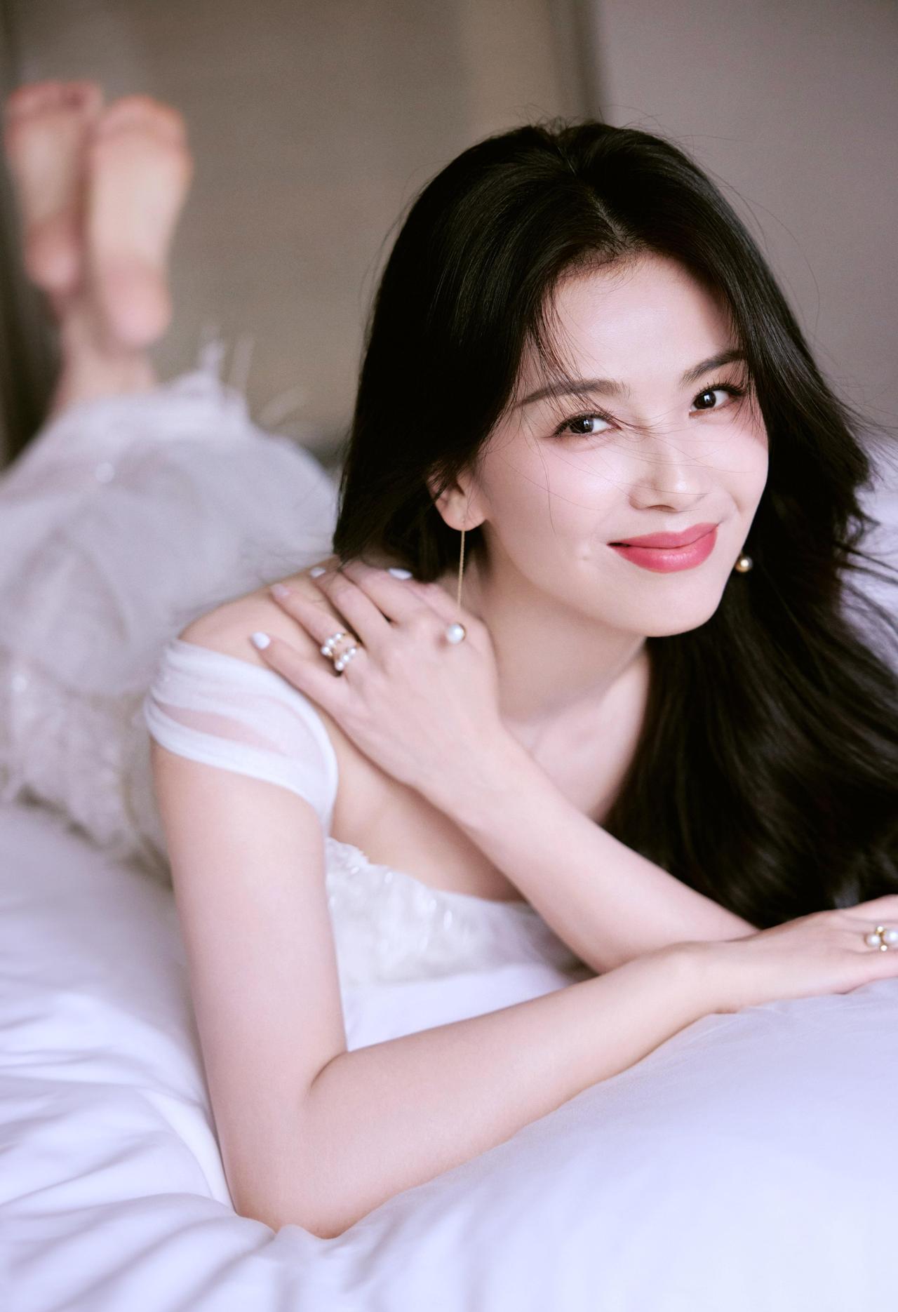 刘涛刘涛 
这组图的松弛感真的杀疯了！
慵懒的白纱衬得整个人像刚醒的月光🌙 脚