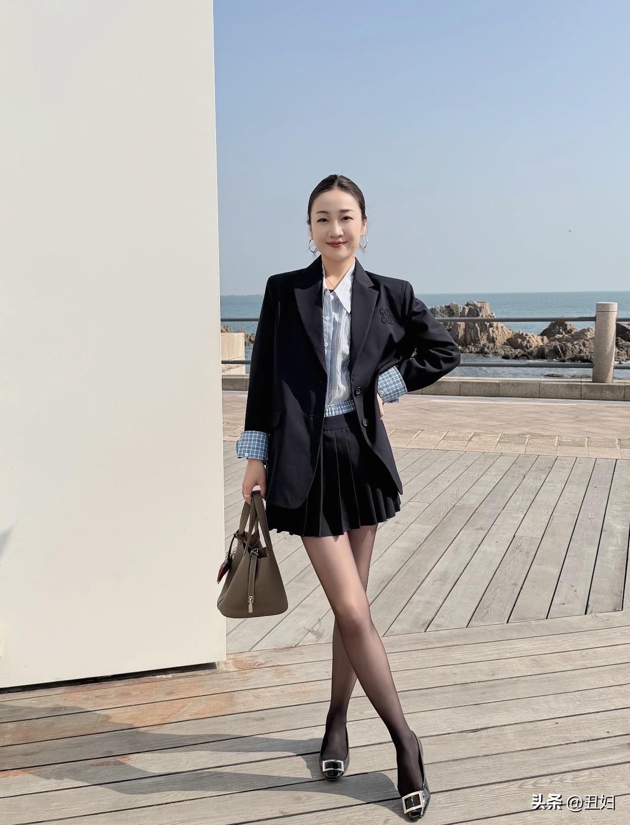 职业装搭配什么鞋子好呢?女性的黑色职业装，可搭配同色系的浅口鞋。