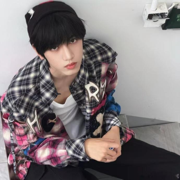 张桂源格子衫眼镜造型 张桂源格子衫眼镜造型我crush真的来了 张桂源格子衫半框