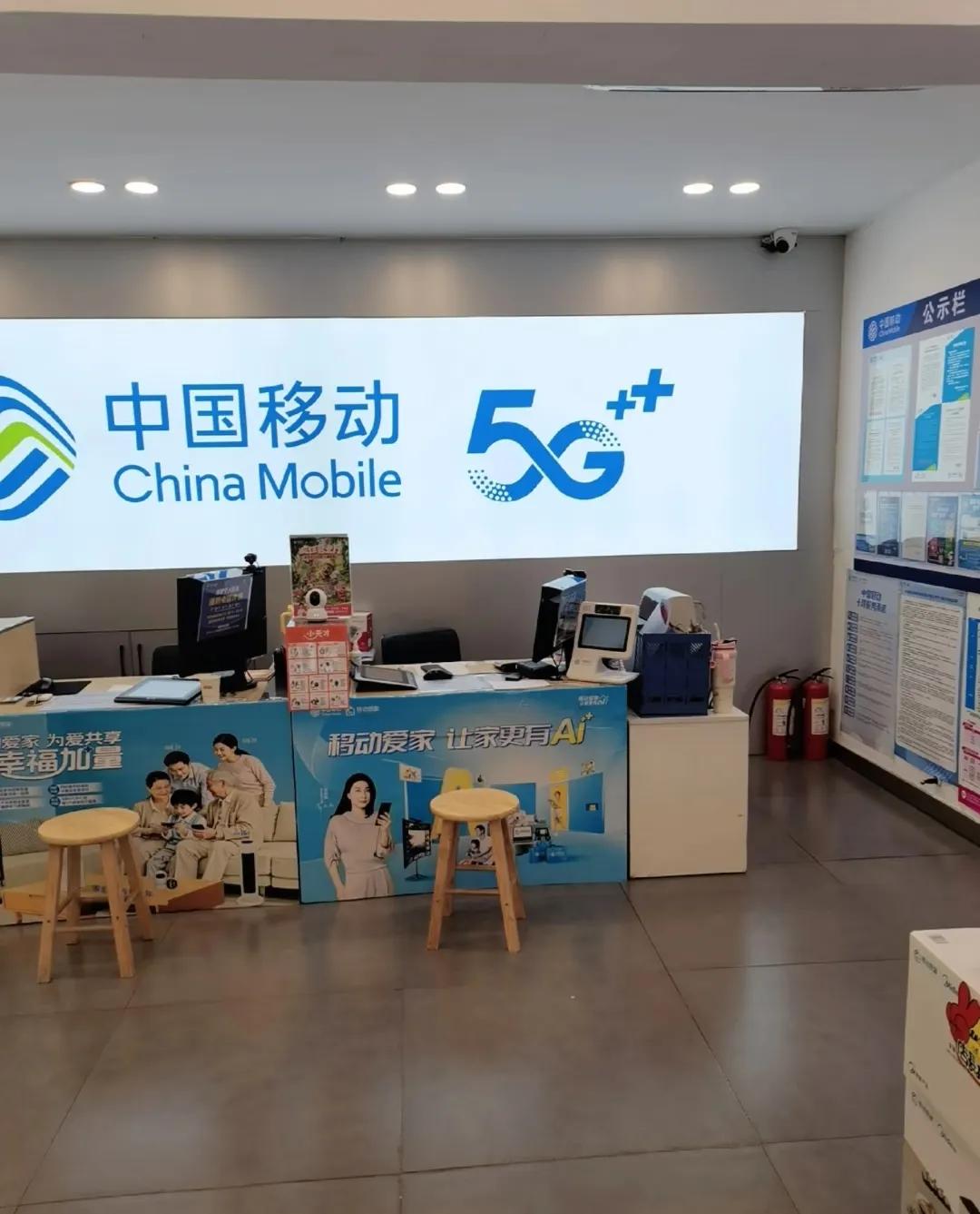 谁能给14亿人一个合理的解释？"男子拍着桌子质问：咱买机票车票要实名，办电话卡要