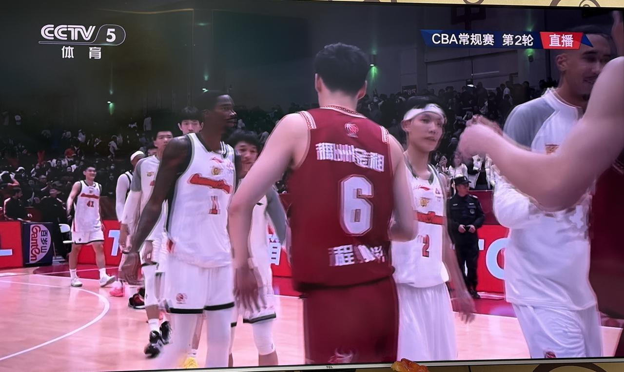 广东男篮险胜浙江稠州男篮，迎来两连胜！
这场比赛和上一场有些相似，就是赢得十分艰