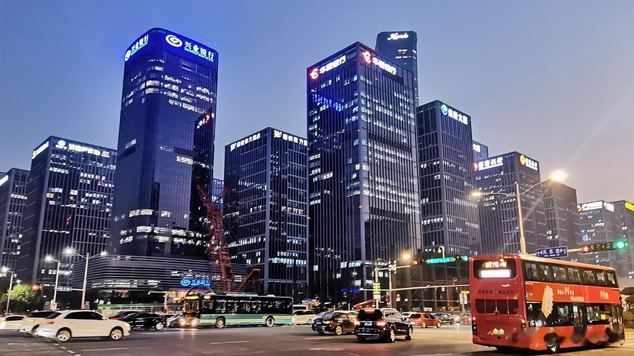 找工作不要看“概率性福利”，而是要关注“确定性风险”。

就像张雪峰说的：“选工