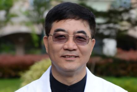 上海中山医院顶尖心内科主任葛均波，在为一位19岁的少女做心脏手术时，竟突然颤抖着