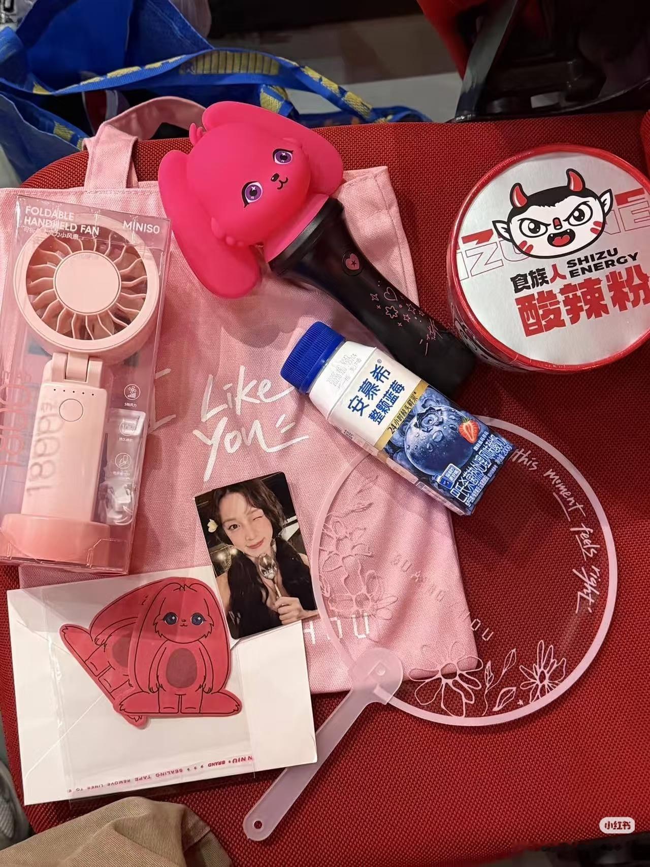 我天啊去宋雨琦的演唱会都不用焦虑抓不抓得到彩带了因为宋雨琦直接给你放在伴手礼里面