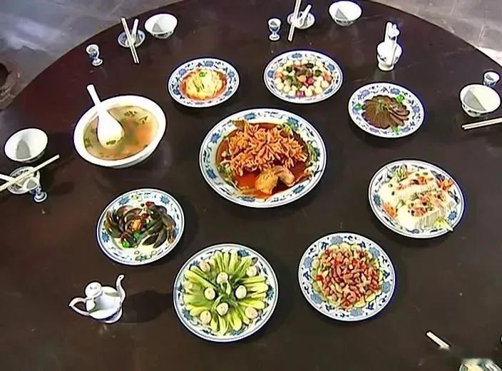 《还珠格格》那年代还没仿真菜，菜是琼瑶找大厨做好，拍完直接吃，PS：谁做的红嘴绿