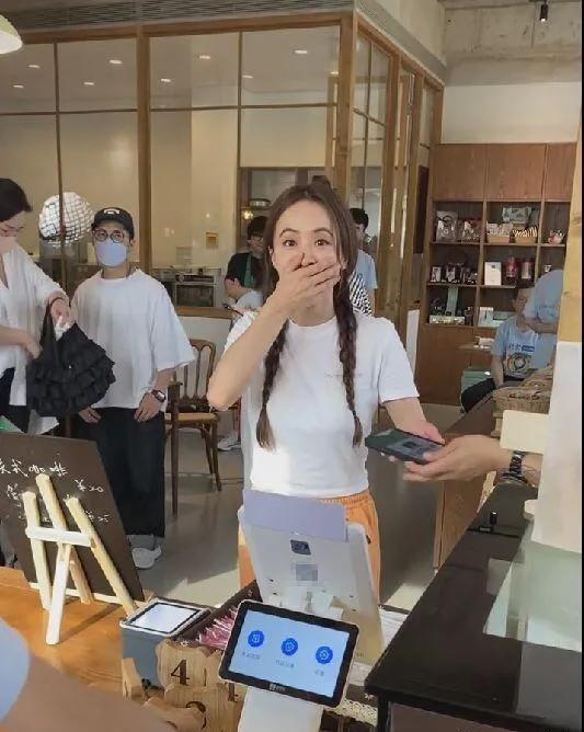 好歹也算个巨星了，用个移动支付也惊讶成这样！
能说她没见过世面吗？