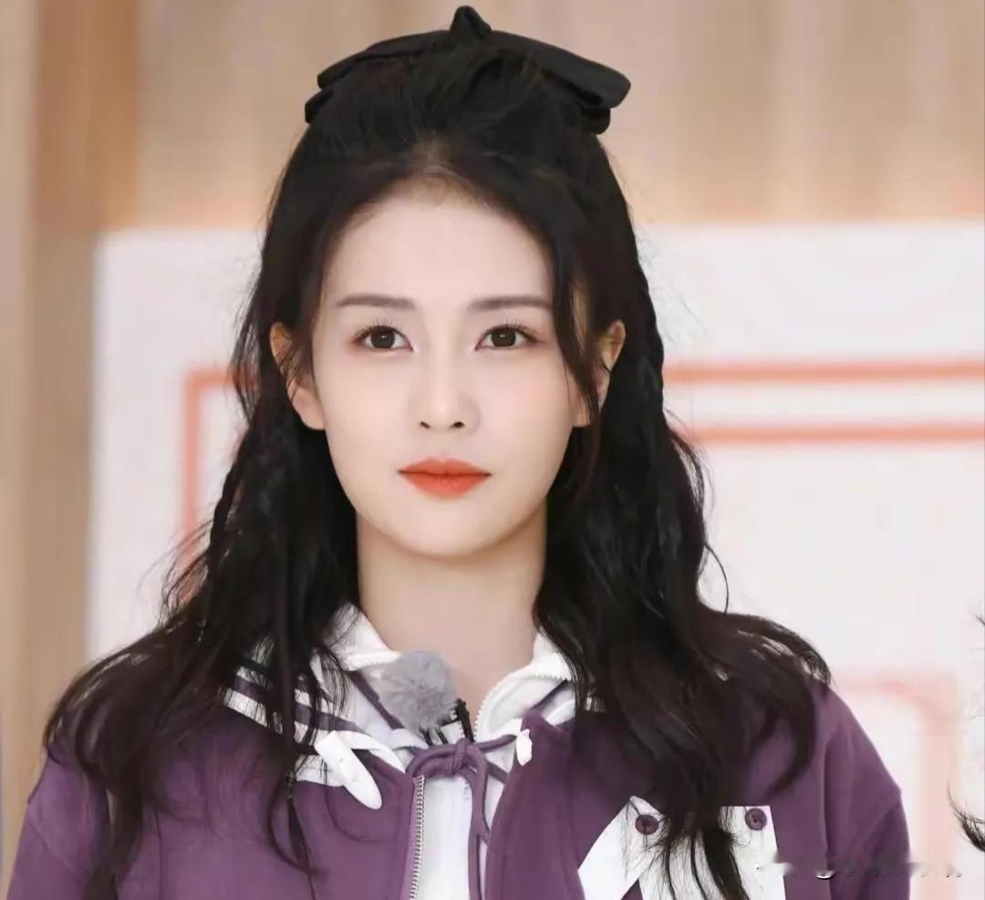 于正挑演员，眼光真叫一个准。当年他看中白鹿，不少人纳闷：这姑娘有啥特别？

后来