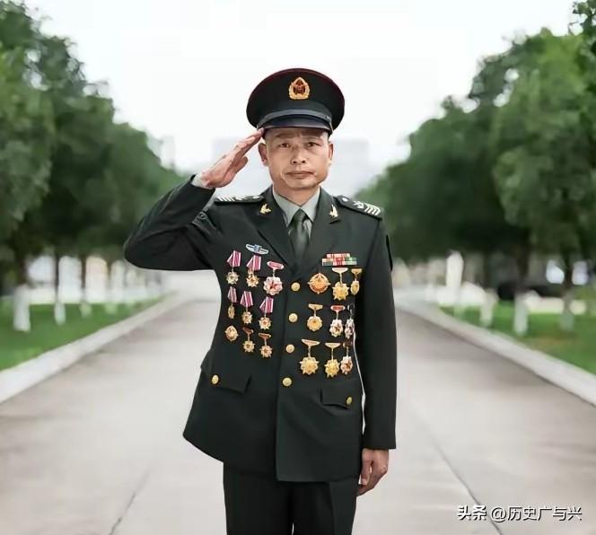“当兵37年，全军就他一个”
​​​​战士服役最高年限30年，能干满的比将军还稀