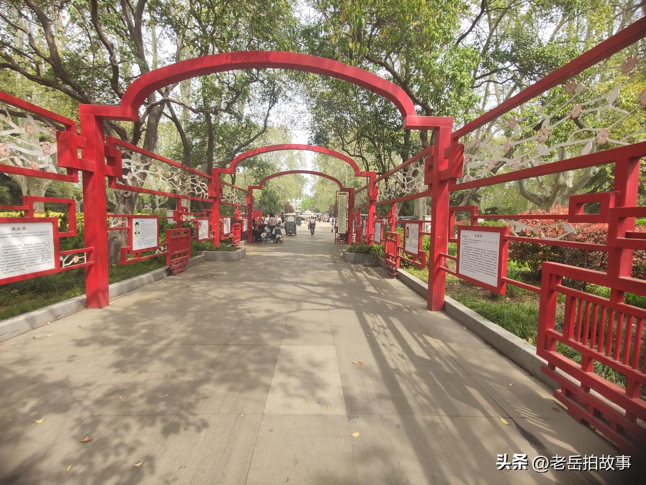 在郑州市人民公园莲花广场南边有一个红色廊道，廊道的两边是中原儿女人物展，里边有来