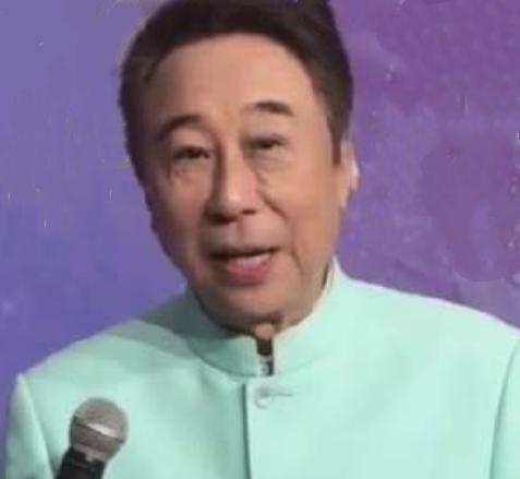 冯巩在2026年8月10日晚举行的第38届大众电影百花奖上惊喜亮相。他不仅重现了