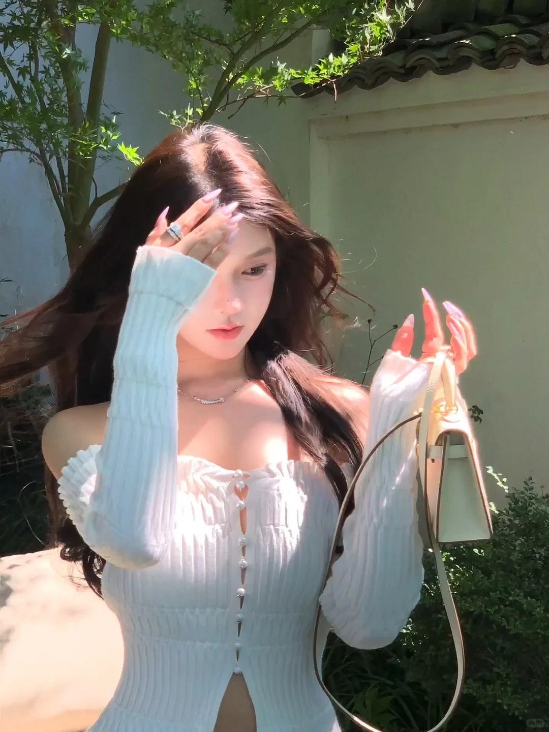 广东轻盈学生妹小美女，眉弓的阴影像寒晶刻出的细棱，在眉弓内侧自然铺展，不锐利却自