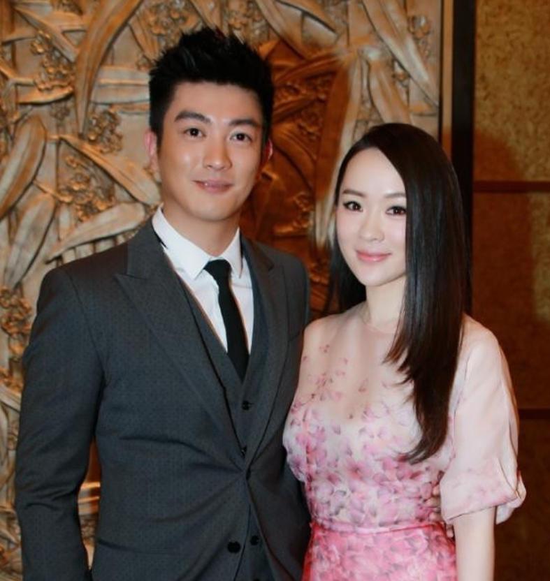 2012年，刚谈恋爱的杜江，偷偷跑到霍思燕家过夜，睡到第二天中午才起床，洗了澡，