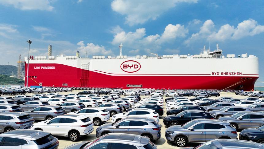 国外媒体赞叹中国曾经只是世界工厂，靠代工和规模制造参与全球分工。如今中国全面转向