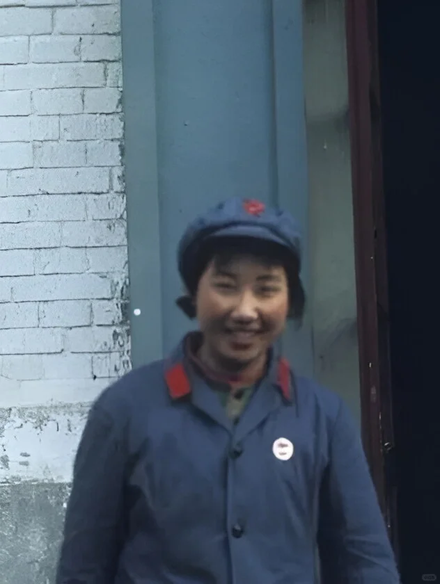 70年代的工农兵大学生，也叫工农兵学员，指的是1970年以后，1977年恢复高考...