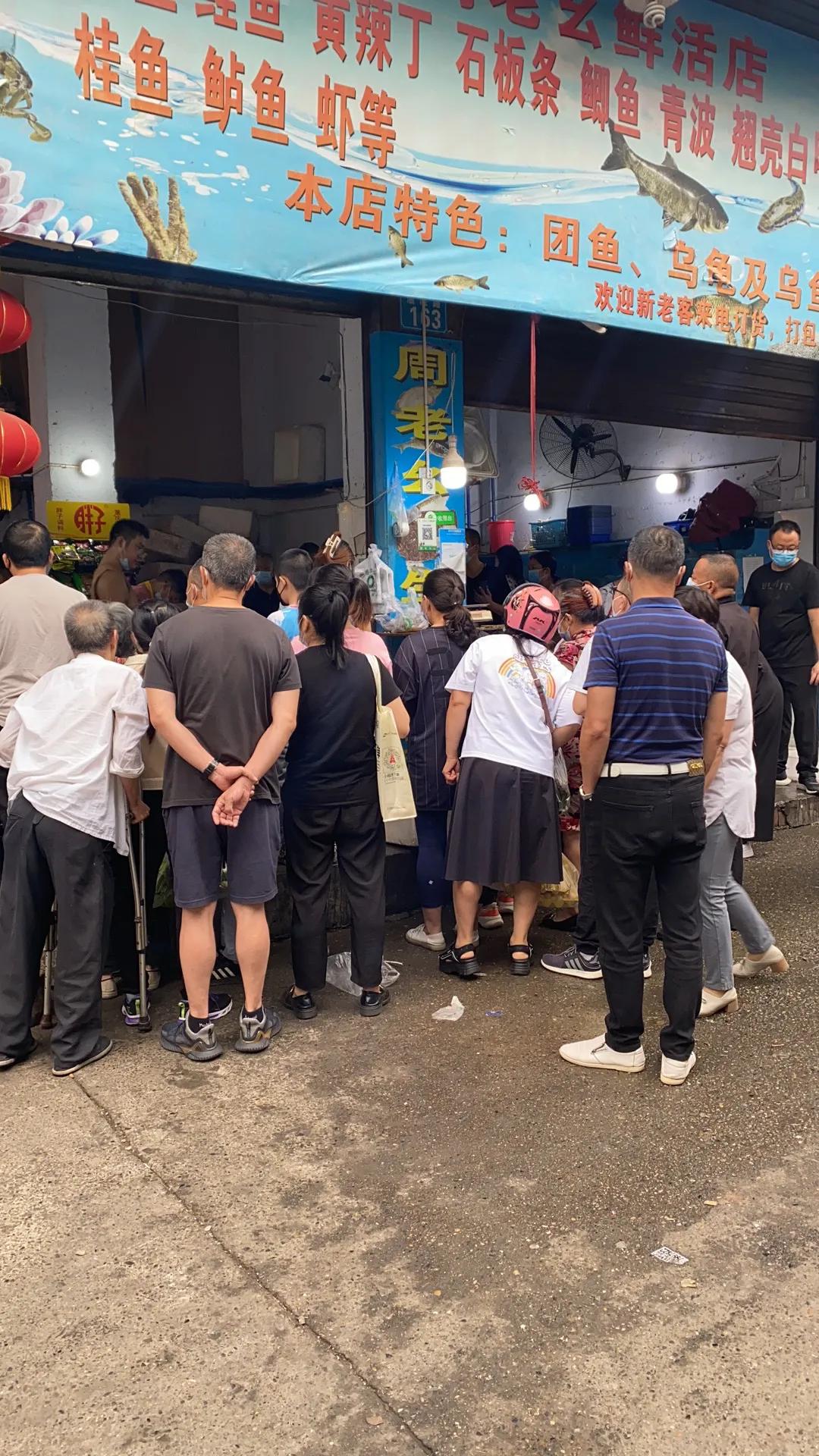 年龄越来越大，压力越来越大，烟越抽越多，头发越来越少，出门消费越来越少，烟越抽价