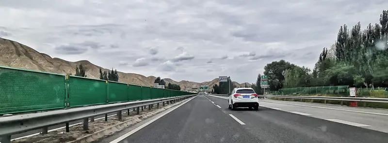 河西走廊，几千年都是大月饼【千层饼一样自行车轮子一样大】，
河西走廊几千年的民谣