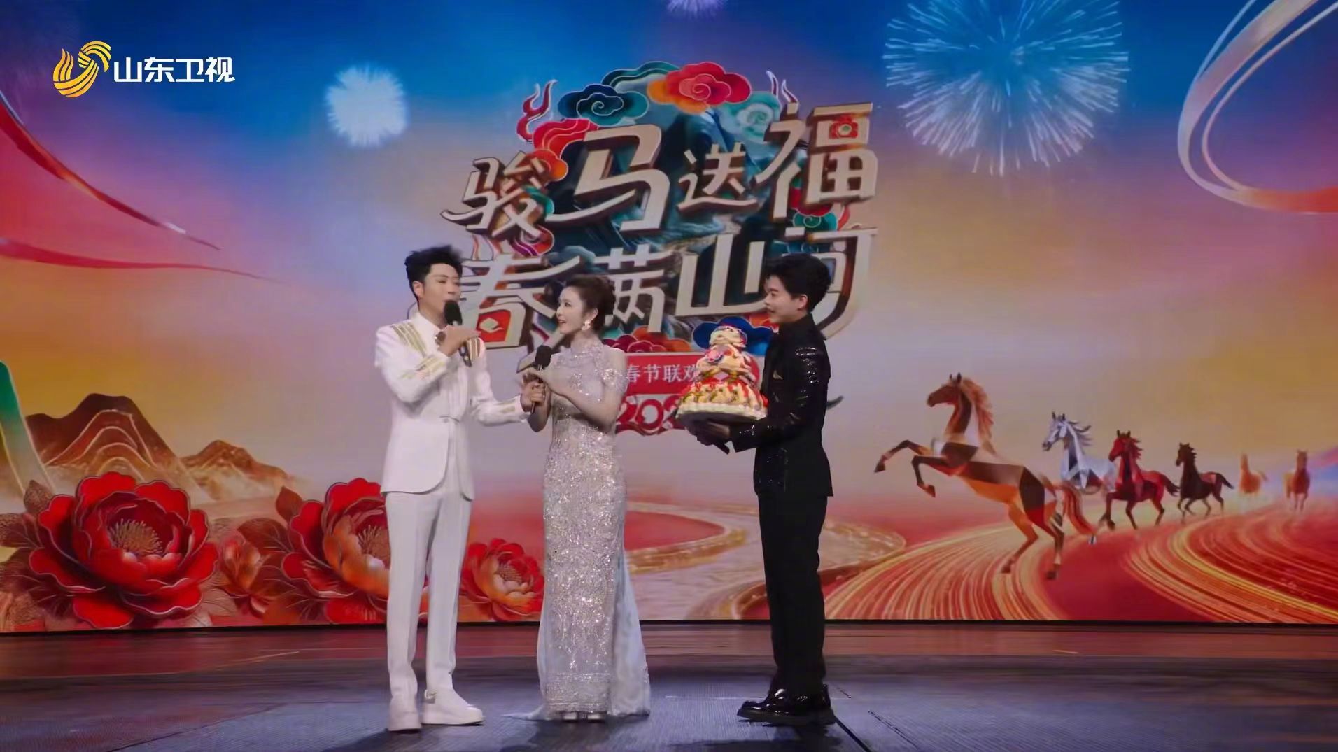 李云霄看到山东花饽饽笑开花 被李云霄的笑容甜到了！面对造型绝美的山东花饽饽，女神