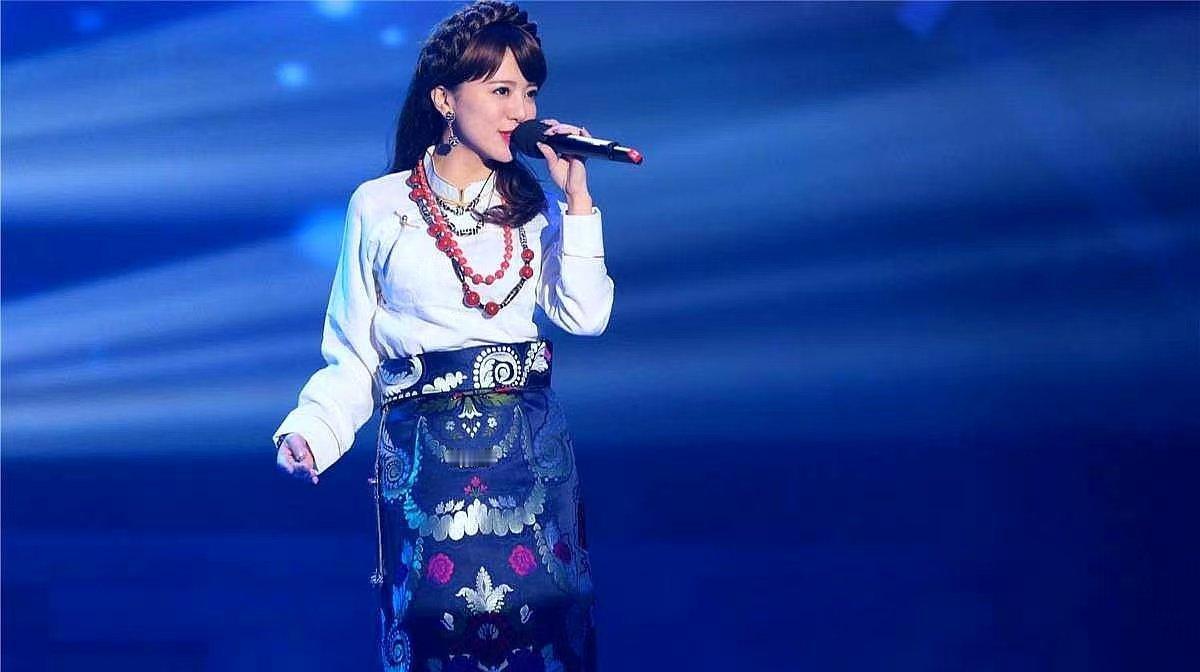 从央视春晚的庄重舞台，到综艺节目里的活泼表现，阿兰族长真是样样都能驾驭。这样全能